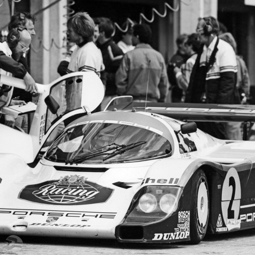 956 KH in der Box beim 1000 km-Rennen am Nürburgring 1984, an der Türe: Walter Näher, Fahrer: Derek Bell und Stefan Bellof, Gesamtsieger | © Porsche AG